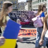 A ce jour, 23 procédures pénales administratives sont en cours en Suisse pour violation des sanctions contre la Russie après l'attaque contre l'Ukraine. Sur la photo, une manifestation en avril 2022 à Genève en faveur de sanctions plus sévères con...